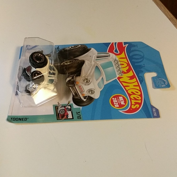 Hot Wheels '70 Volkswagen Baja Beetle - Picture 6 of 8